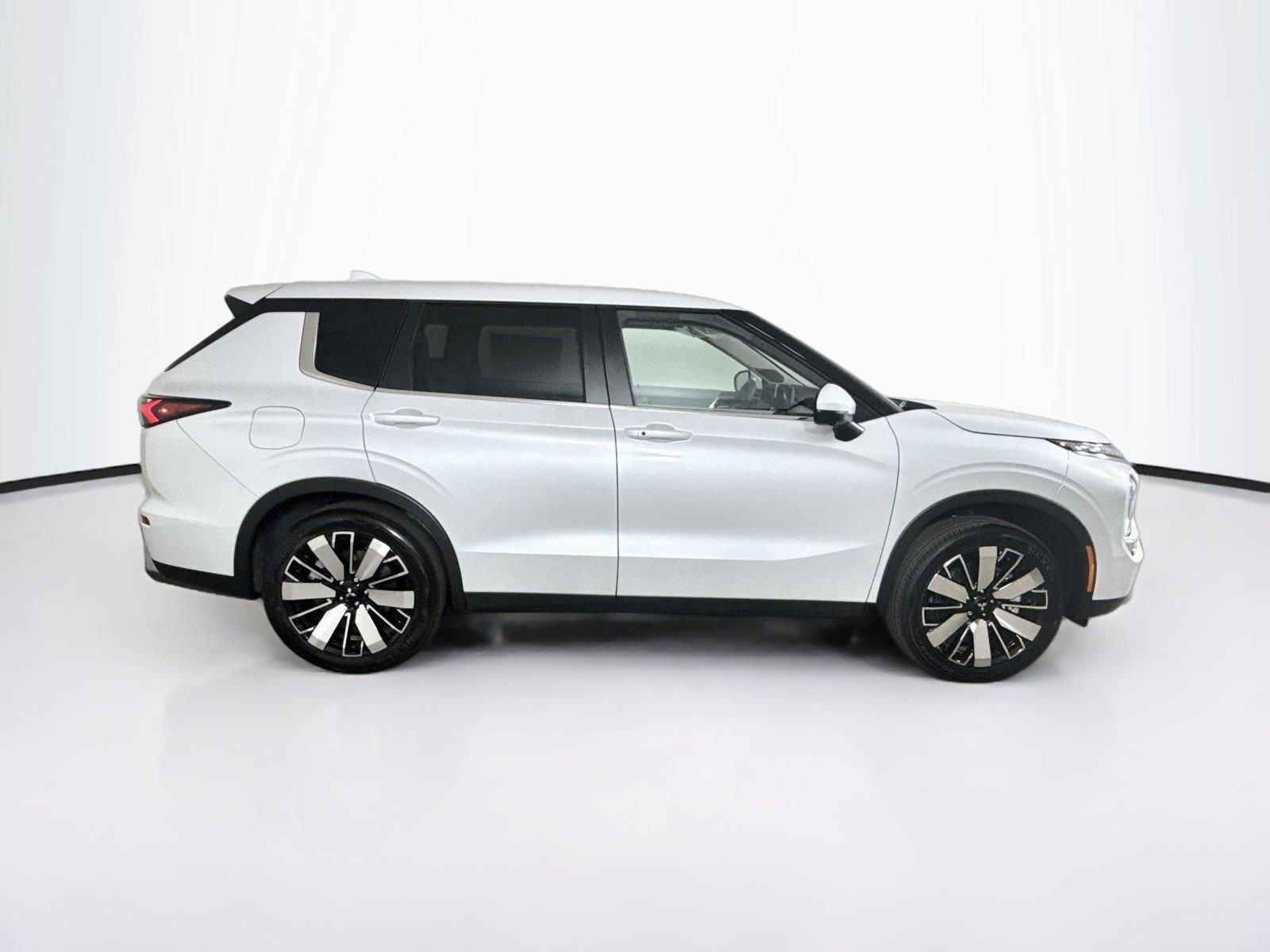 2026 Mitsubishi Outlander photo 6