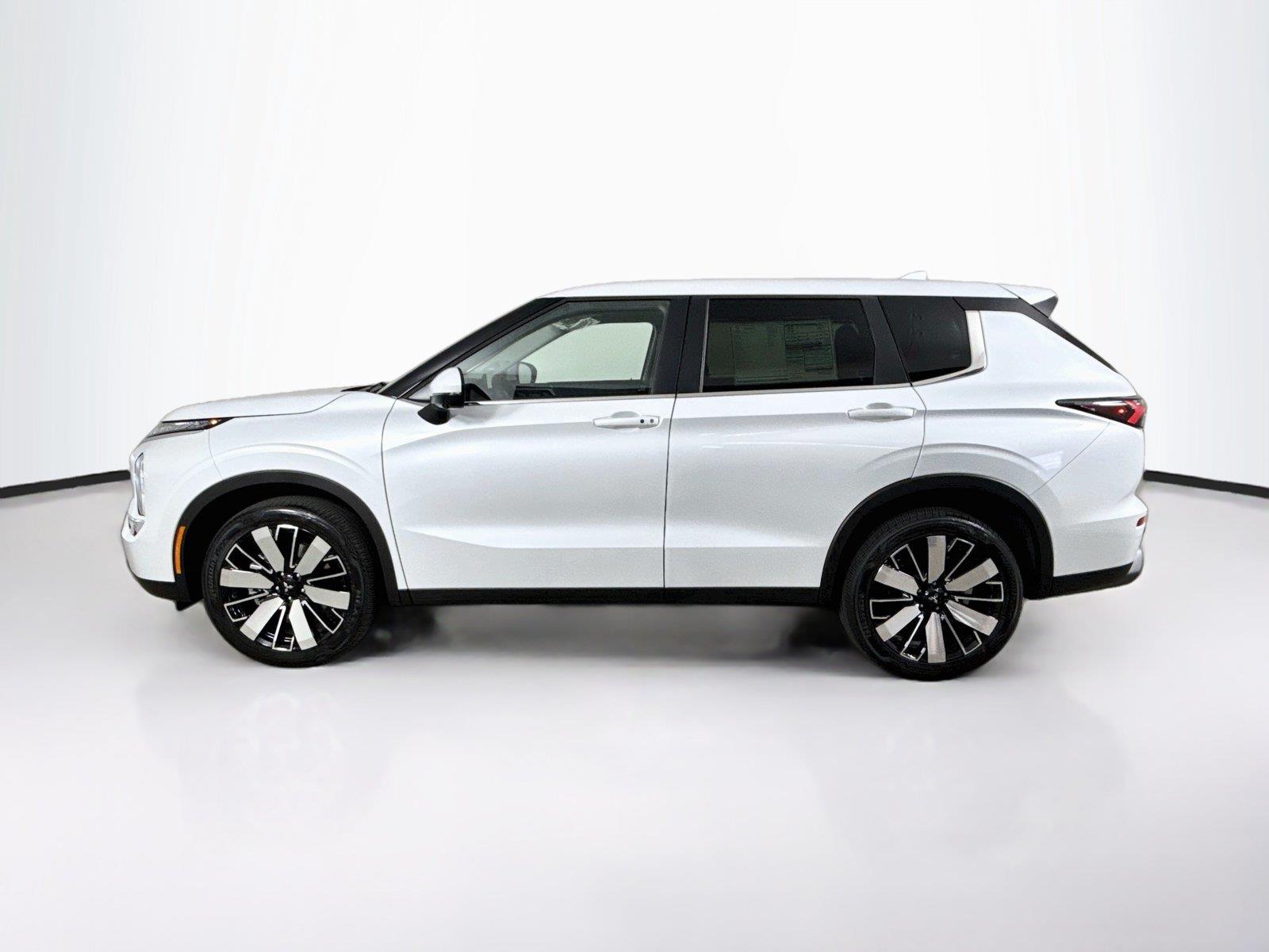 2026 Mitsubishi Outlander photo 2