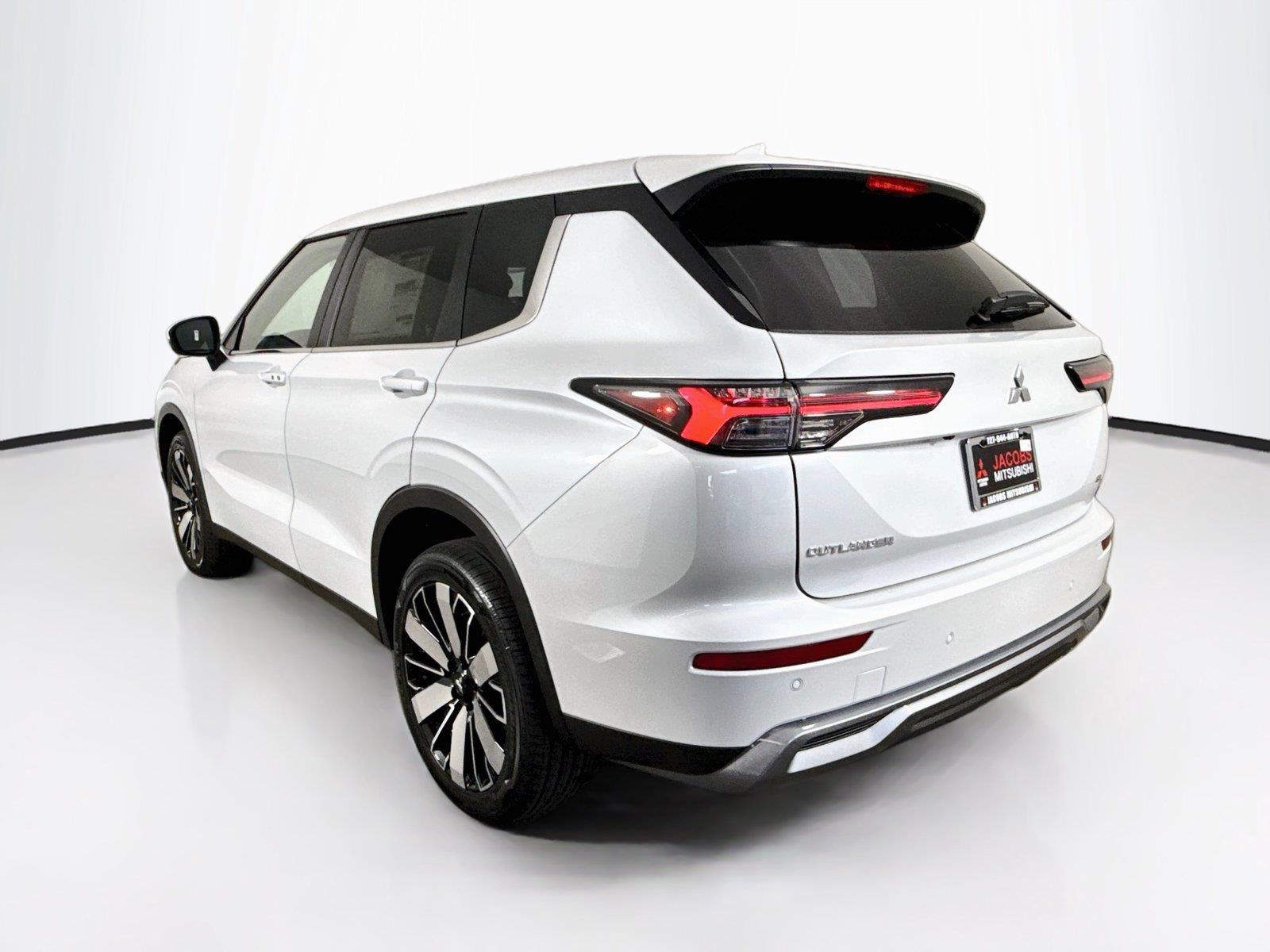 2026 Mitsubishi Outlander photo 3
