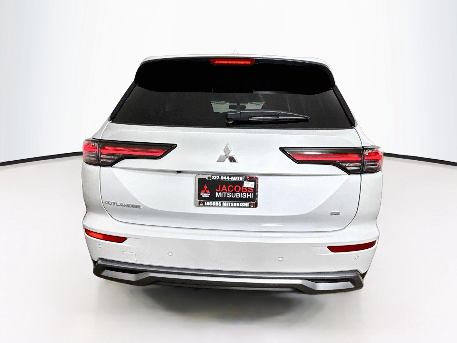 2026 Mitsubishi Outlander photo 4