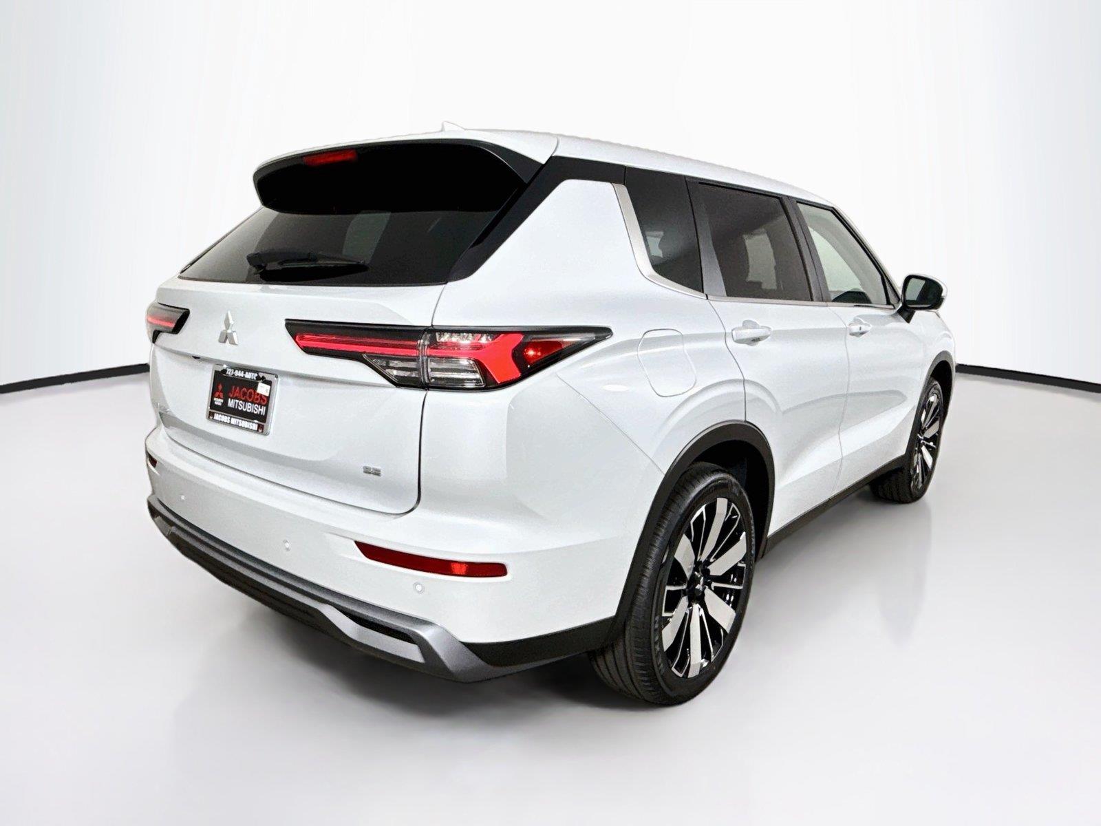 2026 Mitsubishi Outlander photo 5