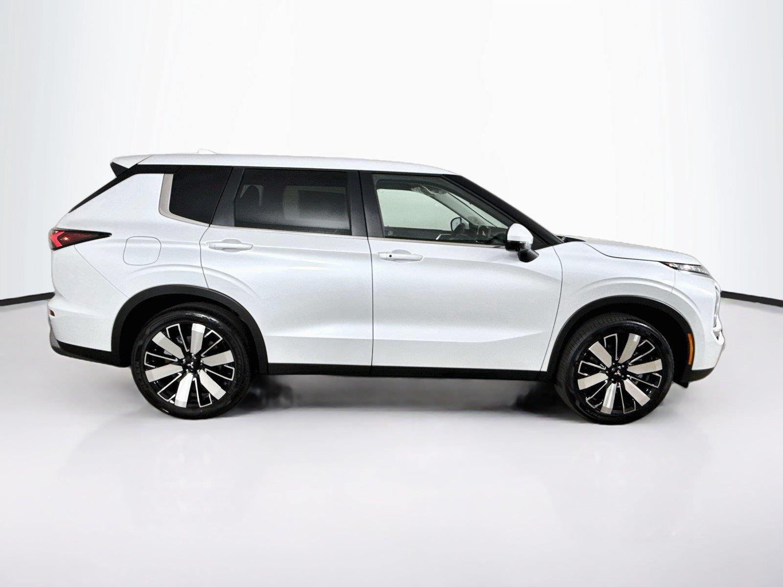 2026 Mitsubishi Outlander photo 6