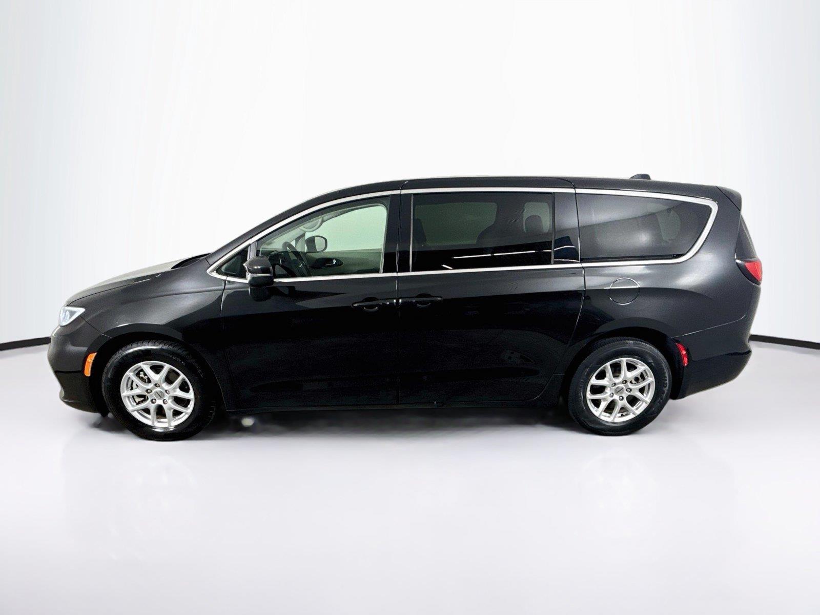 2023 Chrysler Pacifica photo 2