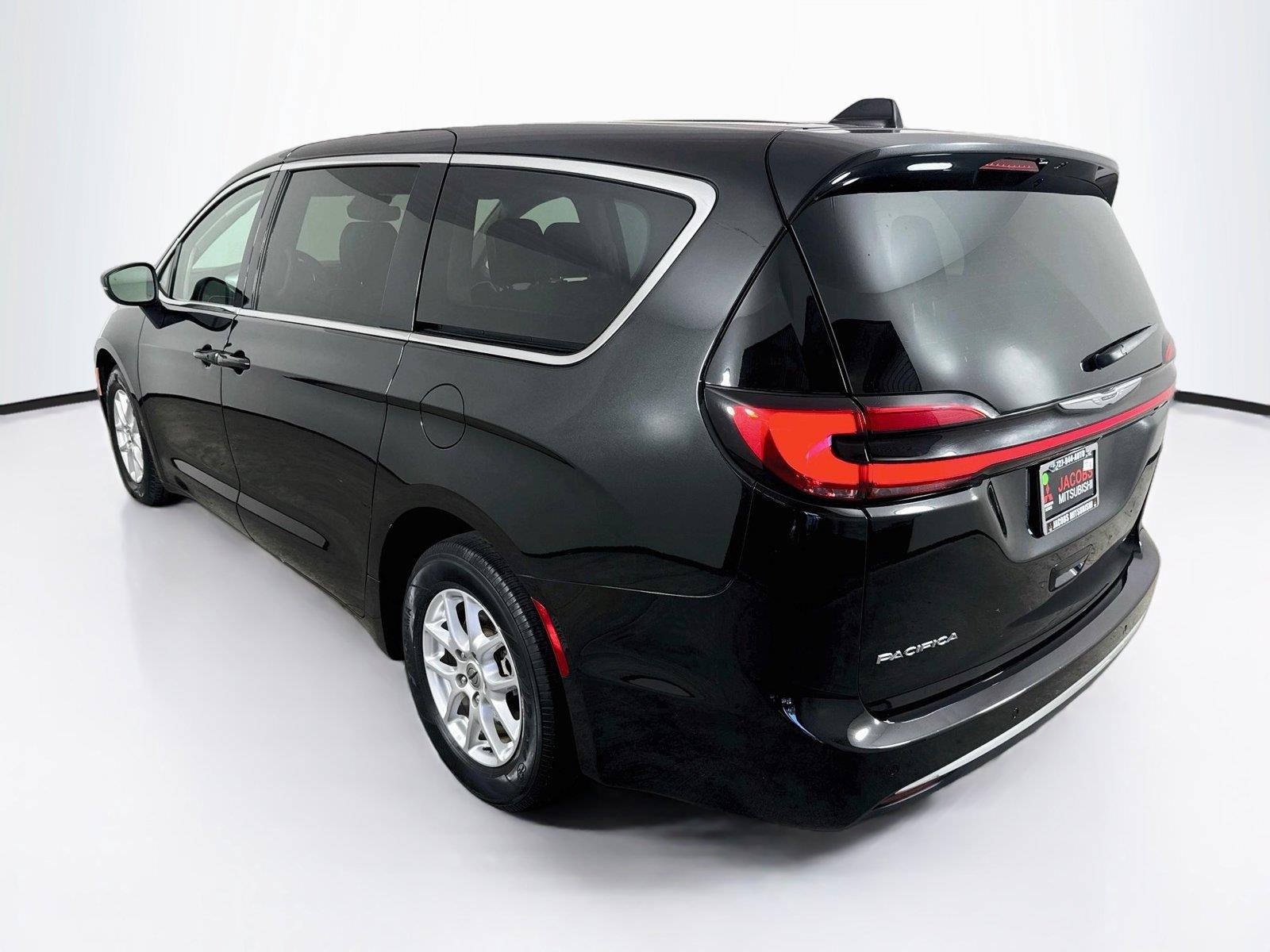 2023 Chrysler Pacifica photo 3