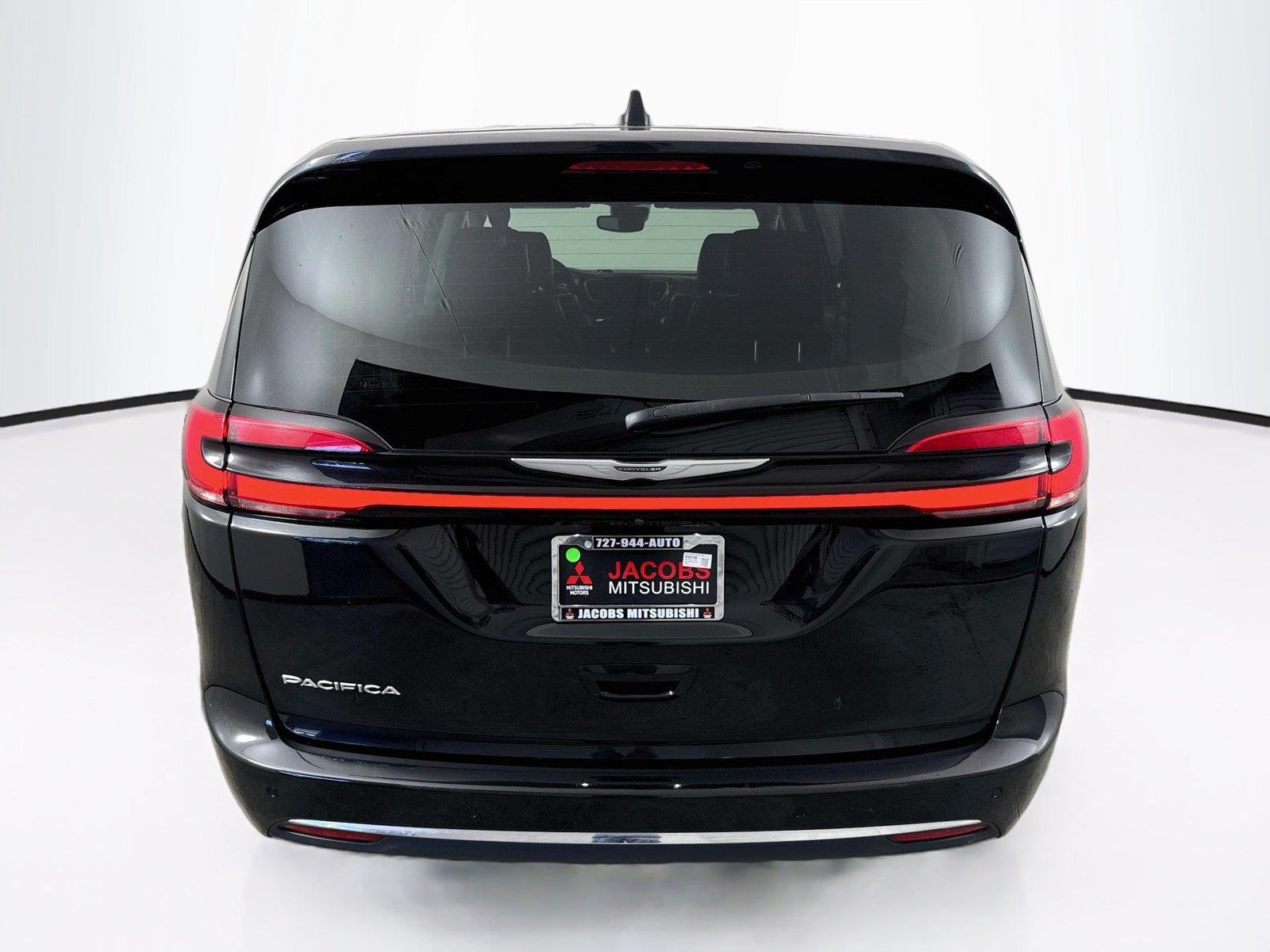 2023 Chrysler Pacifica photo 5