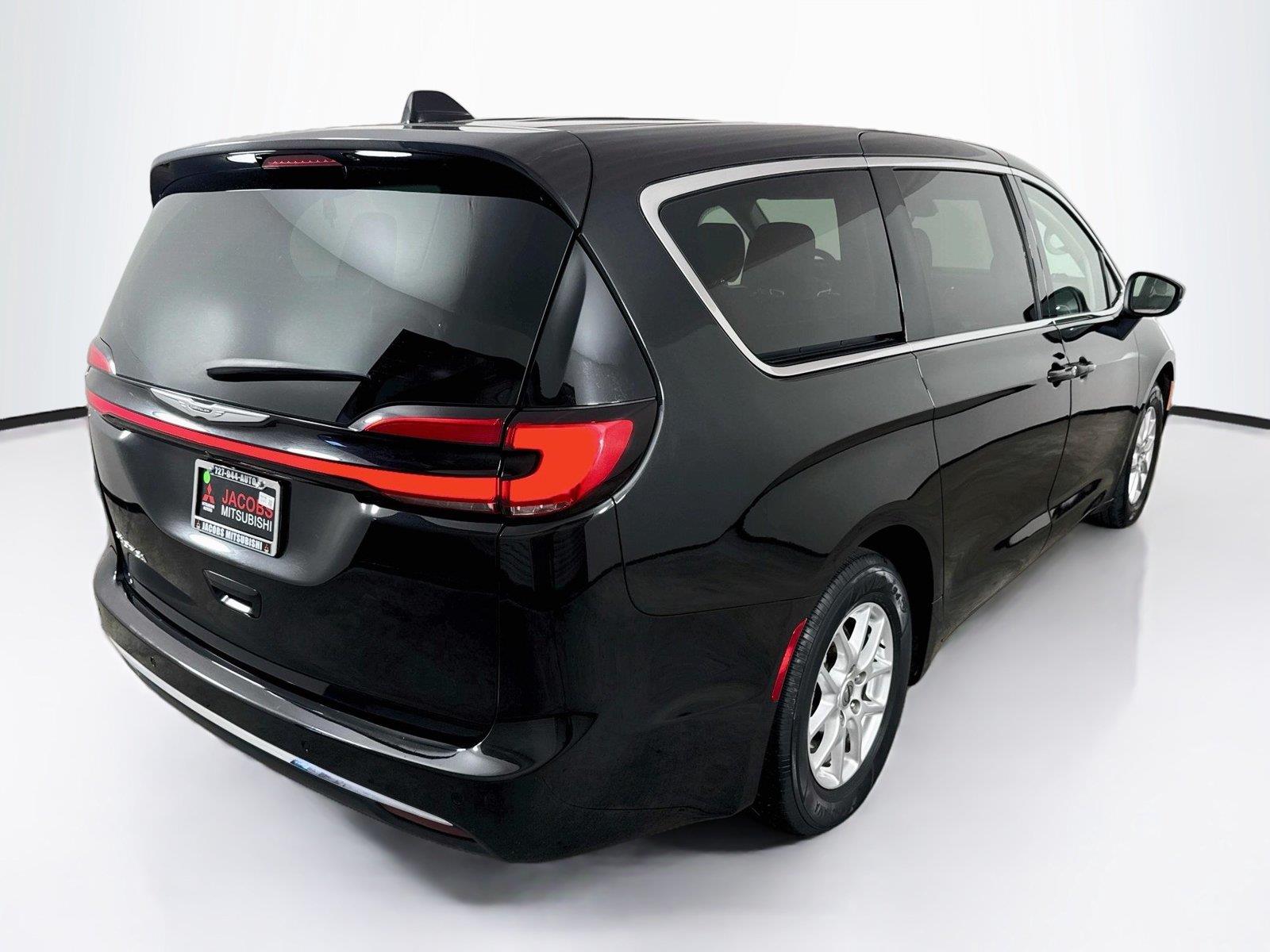 2023 Chrysler Pacifica photo 6