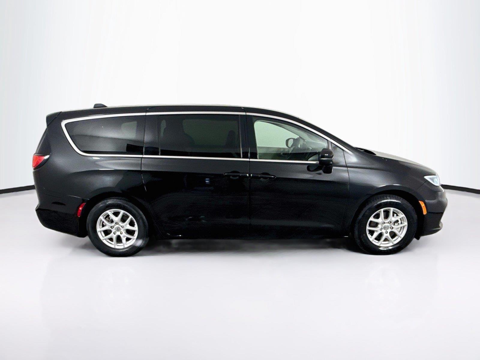 2023 Chrysler Pacifica photo 7