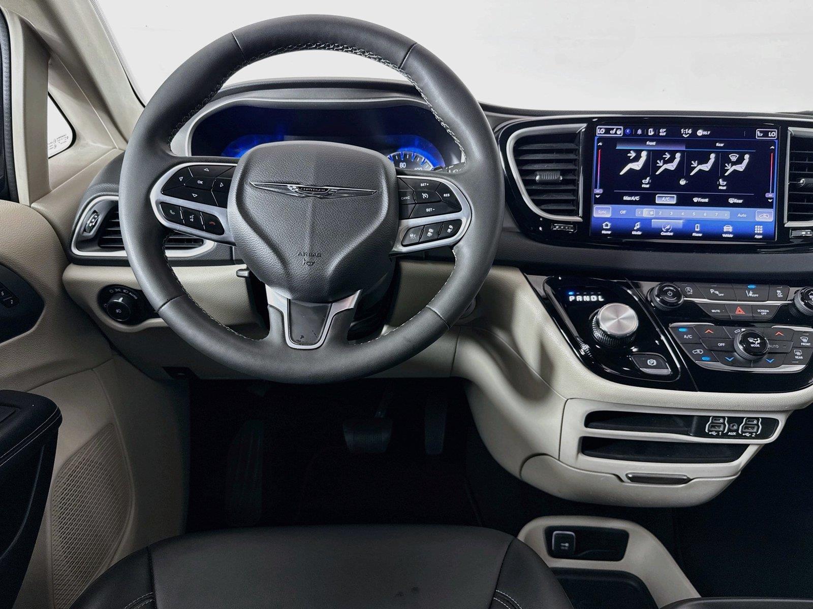 2023 Chrysler Pacifica photo 12