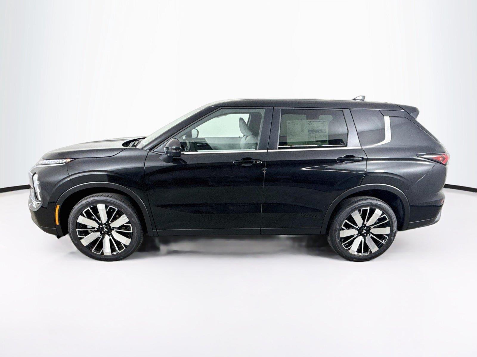 2026 Mitsubishi Outlander photo 2