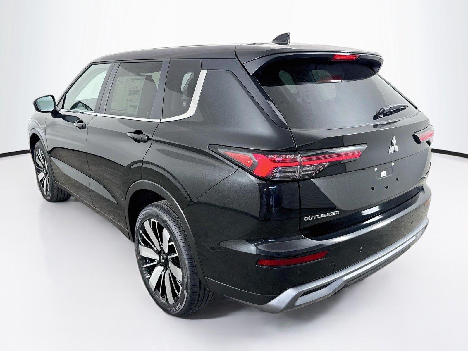 2026 Mitsubishi Outlander photo 3