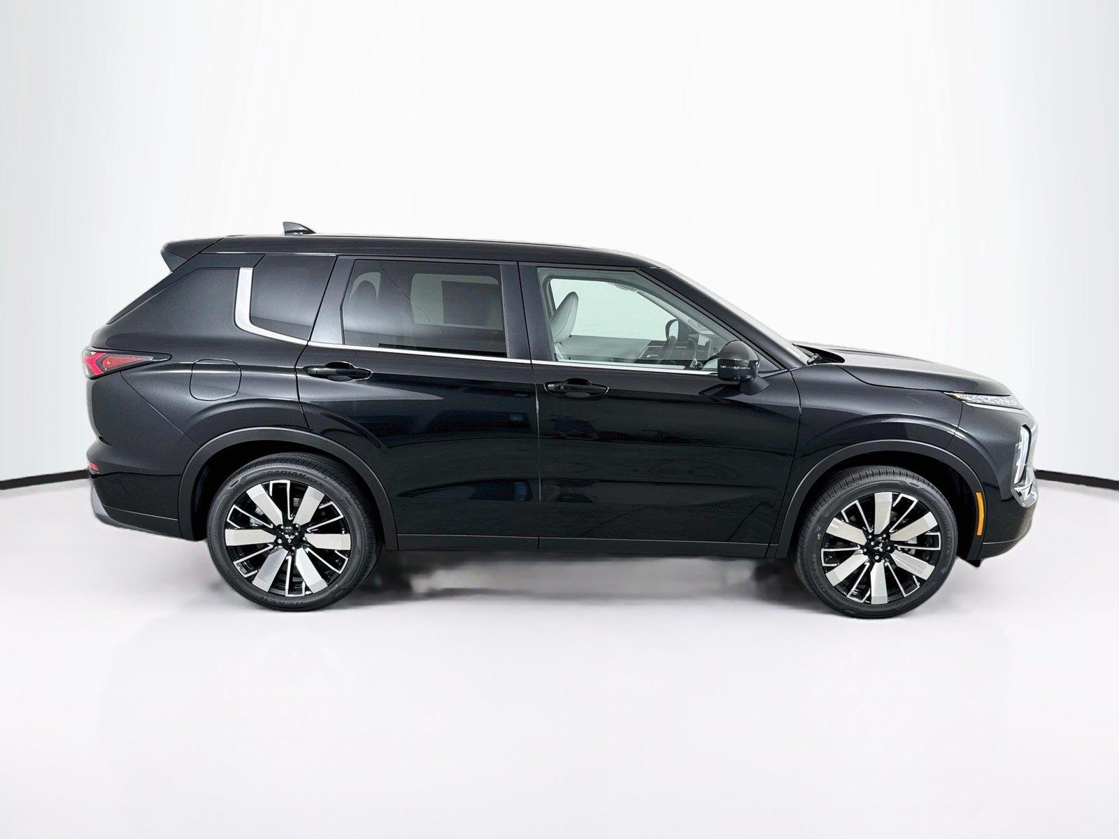 2026 Mitsubishi Outlander photo 6