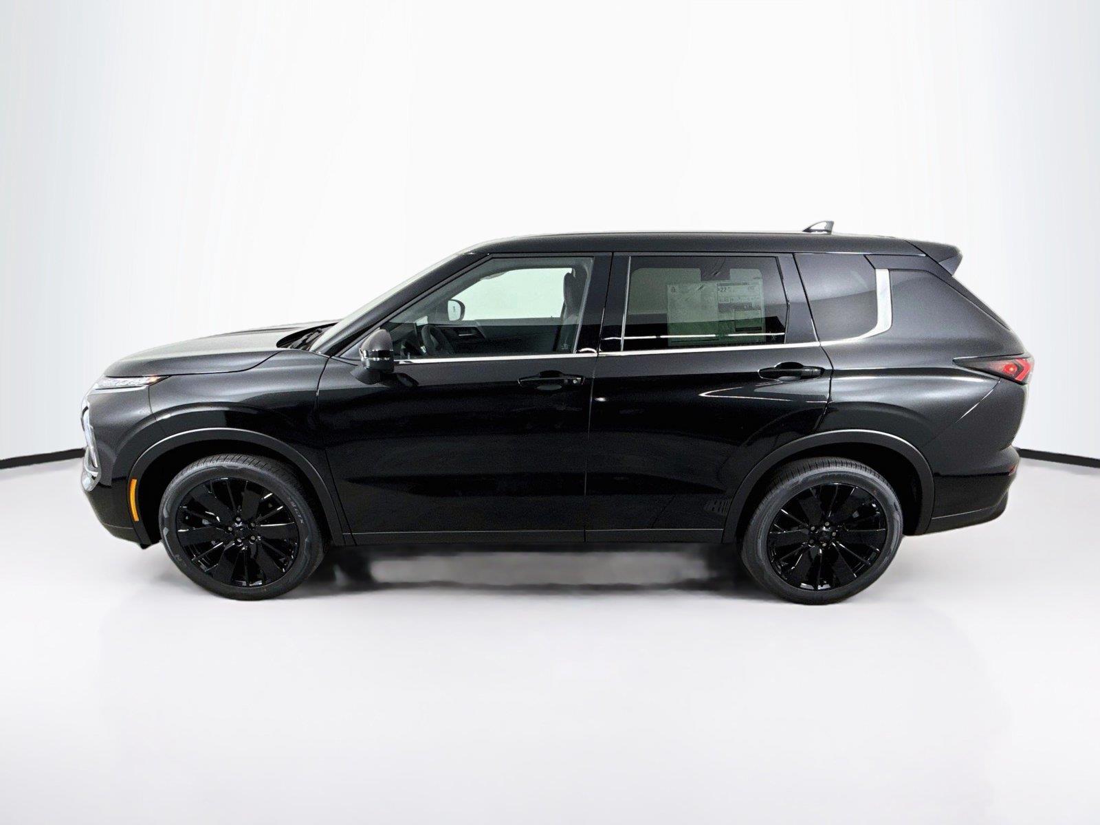 2026 Mitsubishi Outlander photo 2