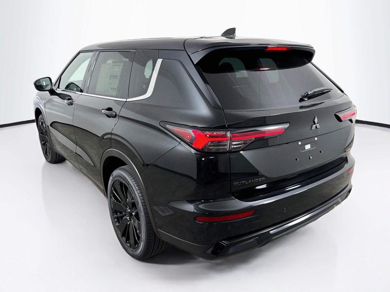 2026 Mitsubishi Outlander photo 3