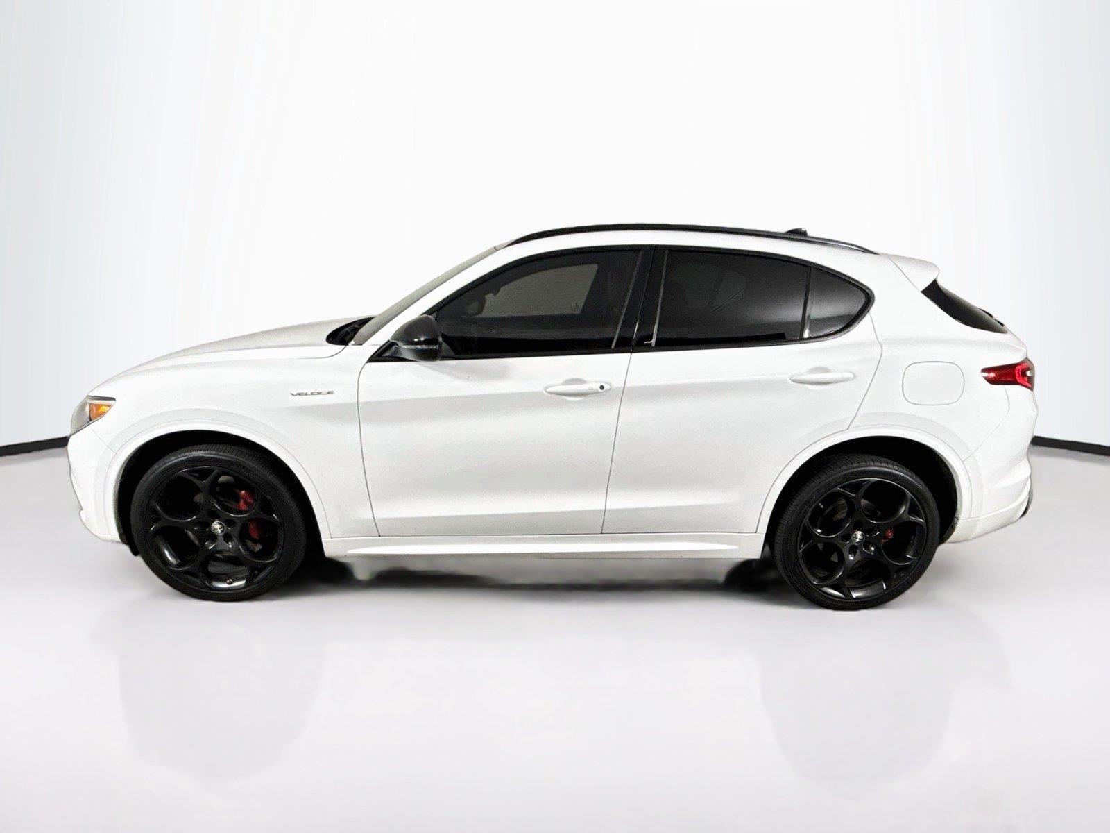 2022 Alfa Romeo Stelvio photo 2