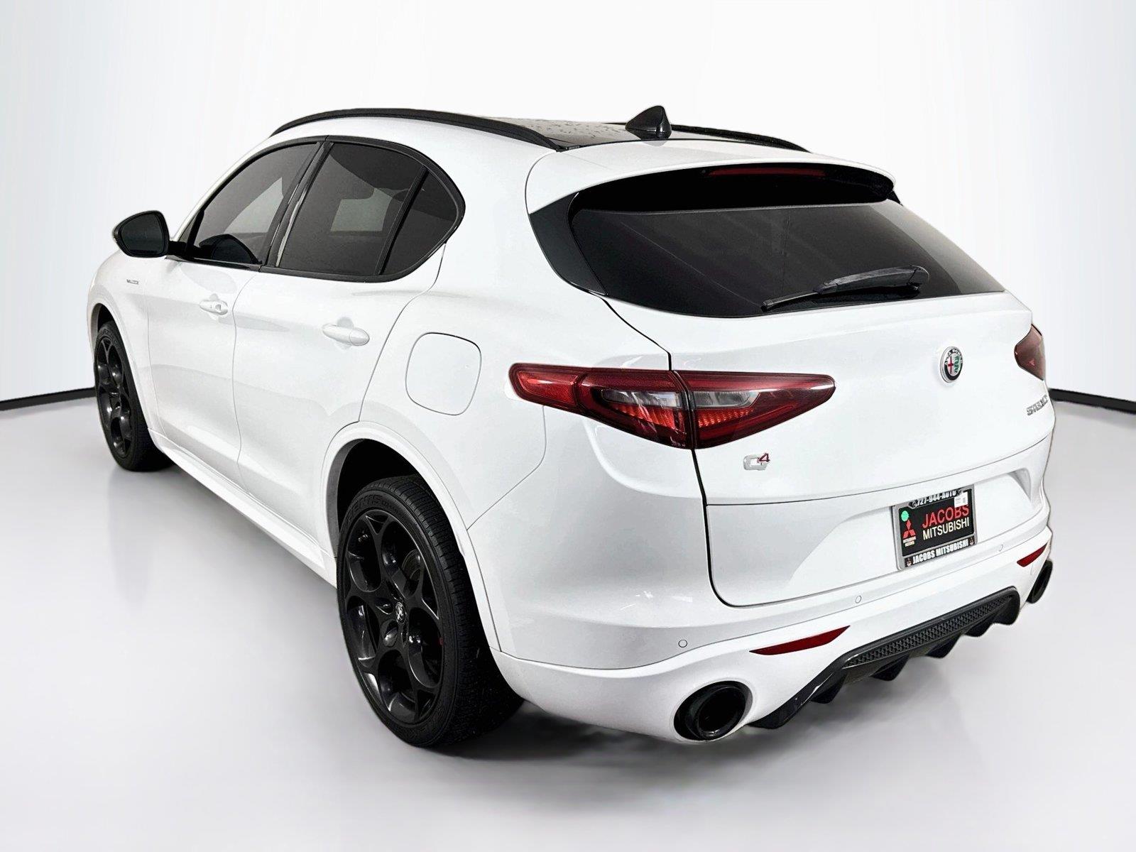 2022 Alfa Romeo Stelvio photo 3