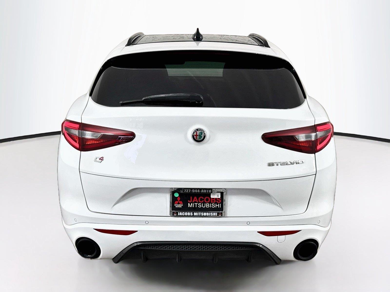 2022 Alfa Romeo Stelvio photo 4