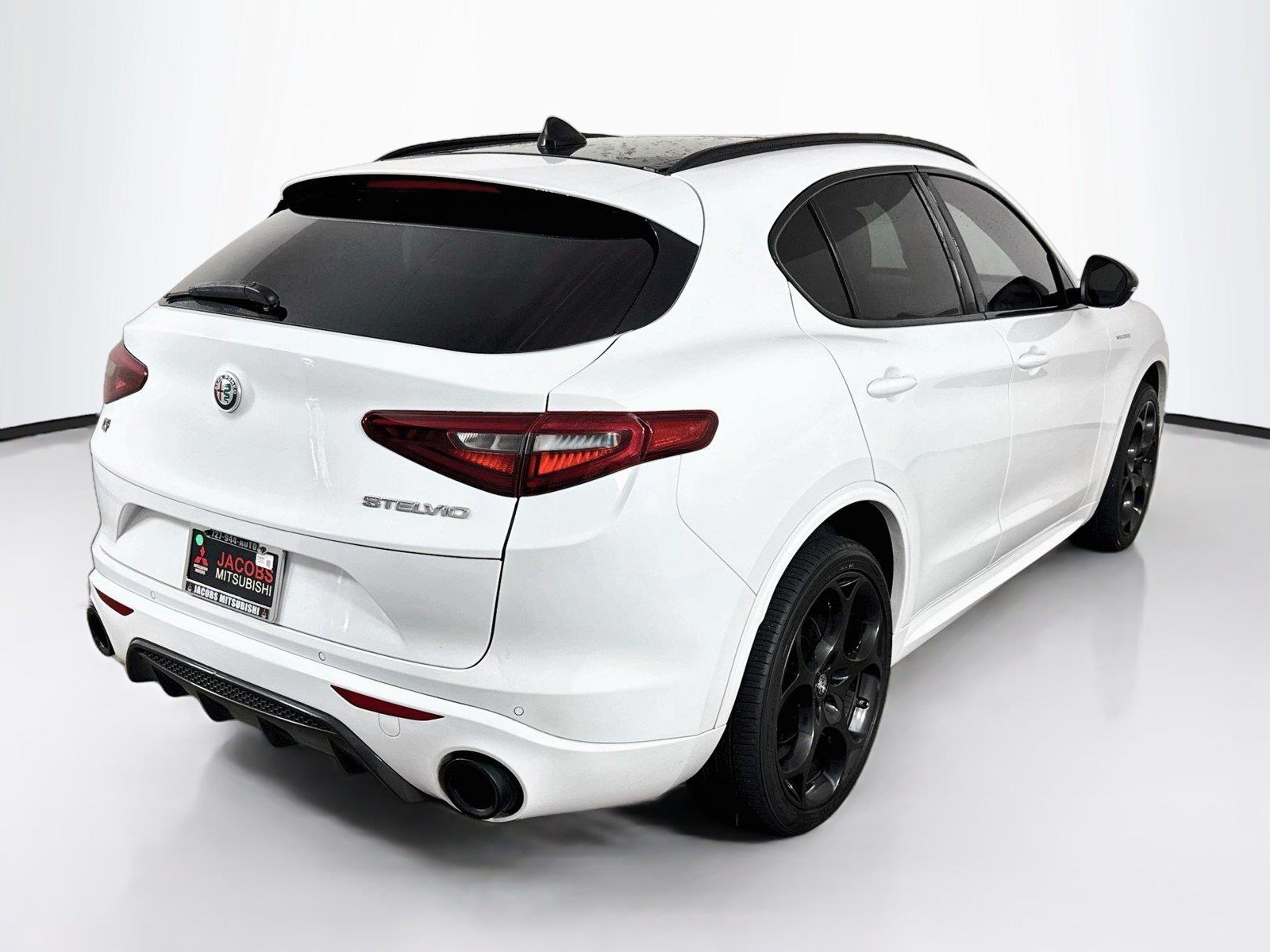 2022 Alfa Romeo Stelvio photo 5