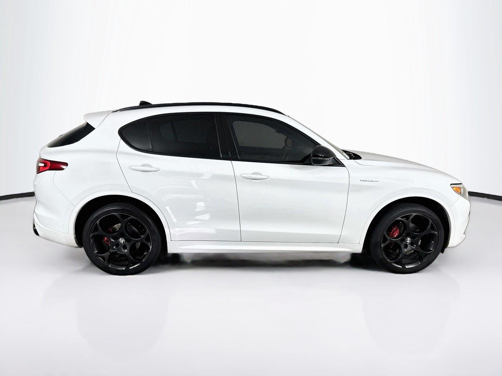 2022 Alfa Romeo Stelvio photo 6