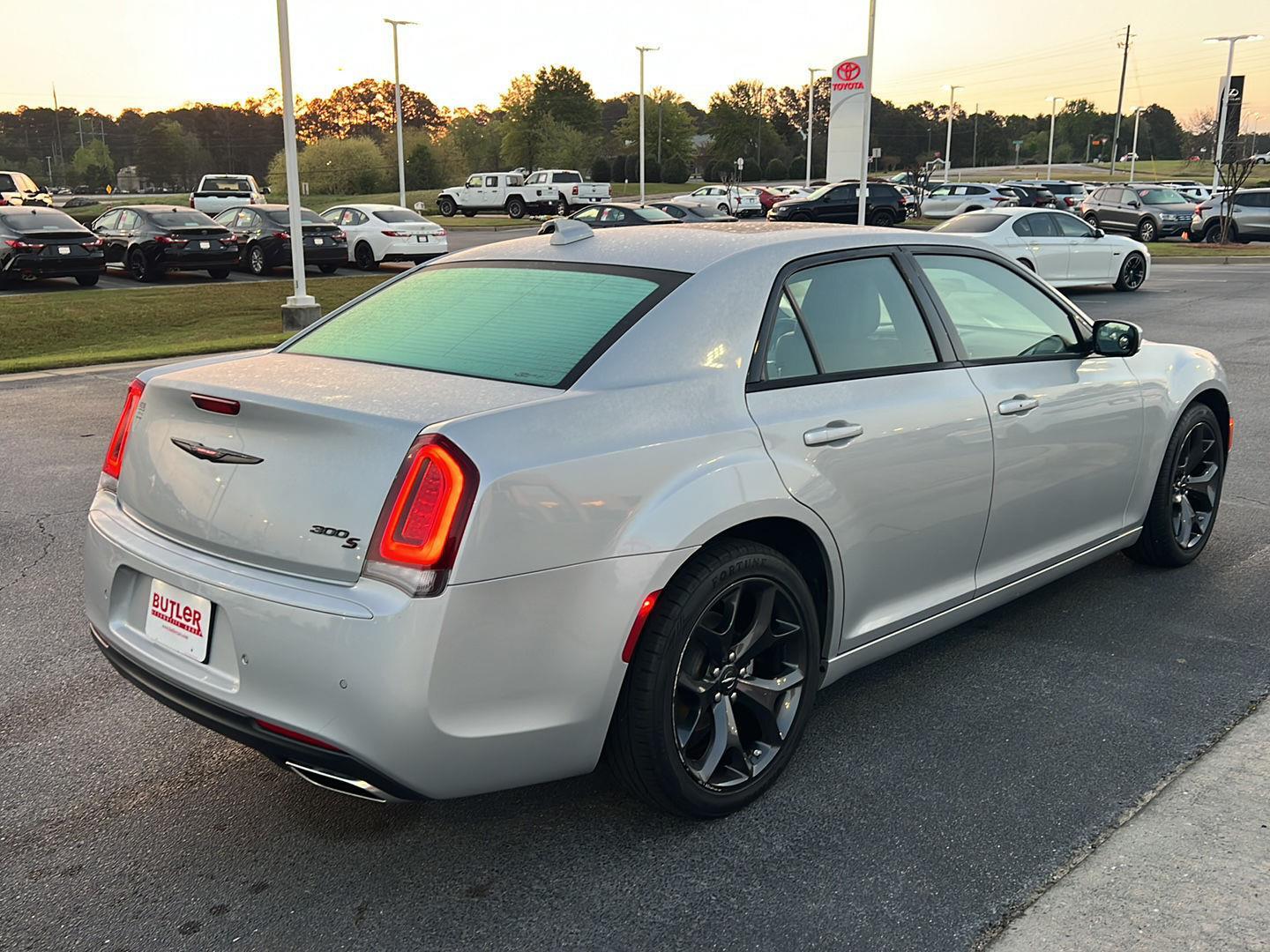 View vehicle photo 6