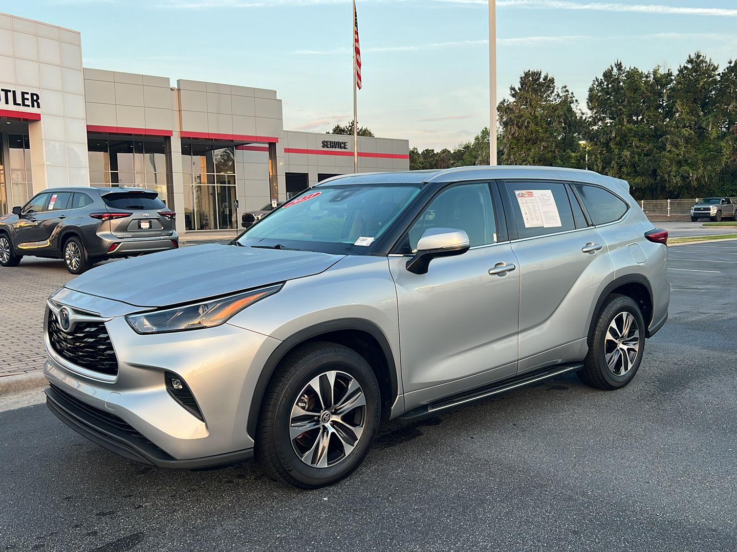 Celestial Silver Metallic 2022 Toyota Highlander Hybrid XLE FWD SUV / Crossover Front-Wheel Drive Continuously Variable Transmission