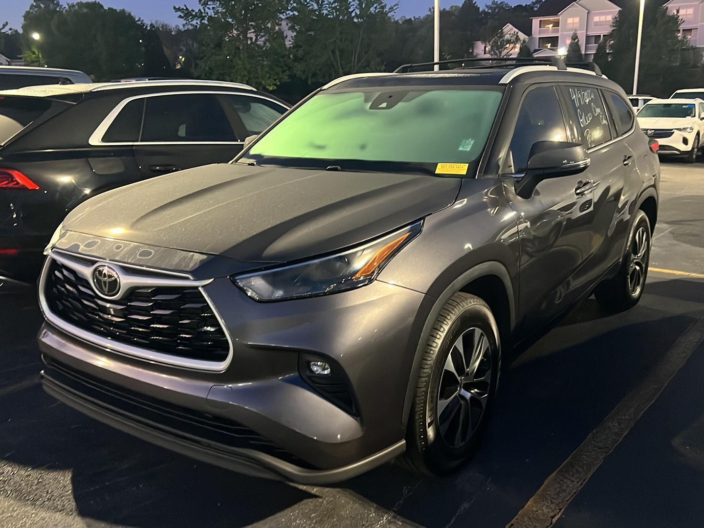 Magnetic Gray Metallic 2022 Toyota Highlander XLE FWD SUV / Crossover Front-Wheel Drive 8-Speed Automatic