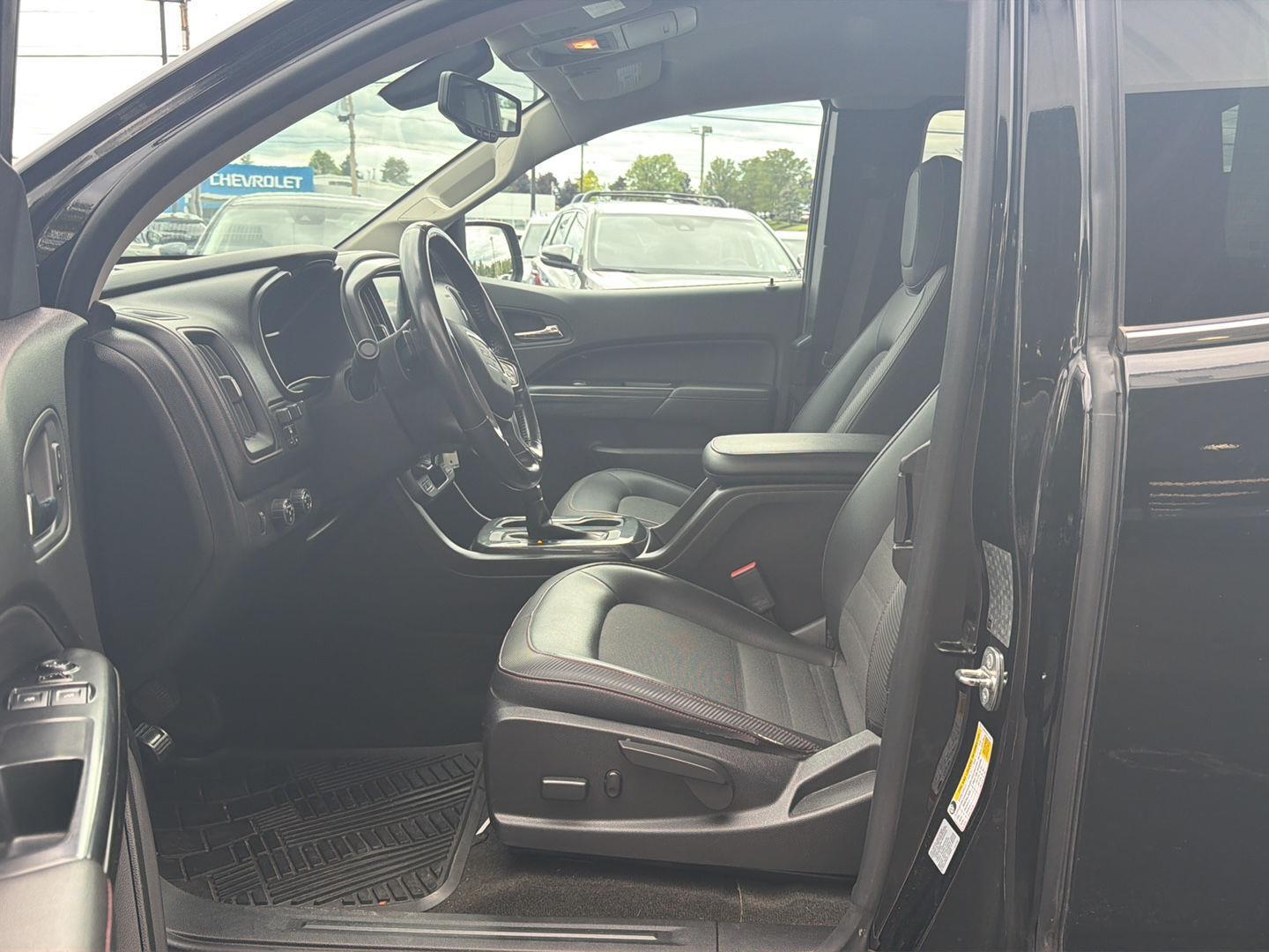 Used 2017 Onyx Black GMC 4WD SLE image 2