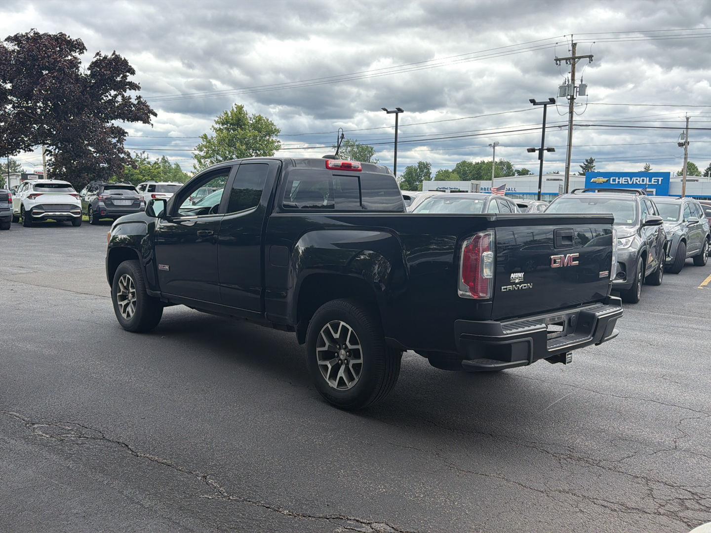 Used 2017 Onyx Black GMC 4WD SLE image 4