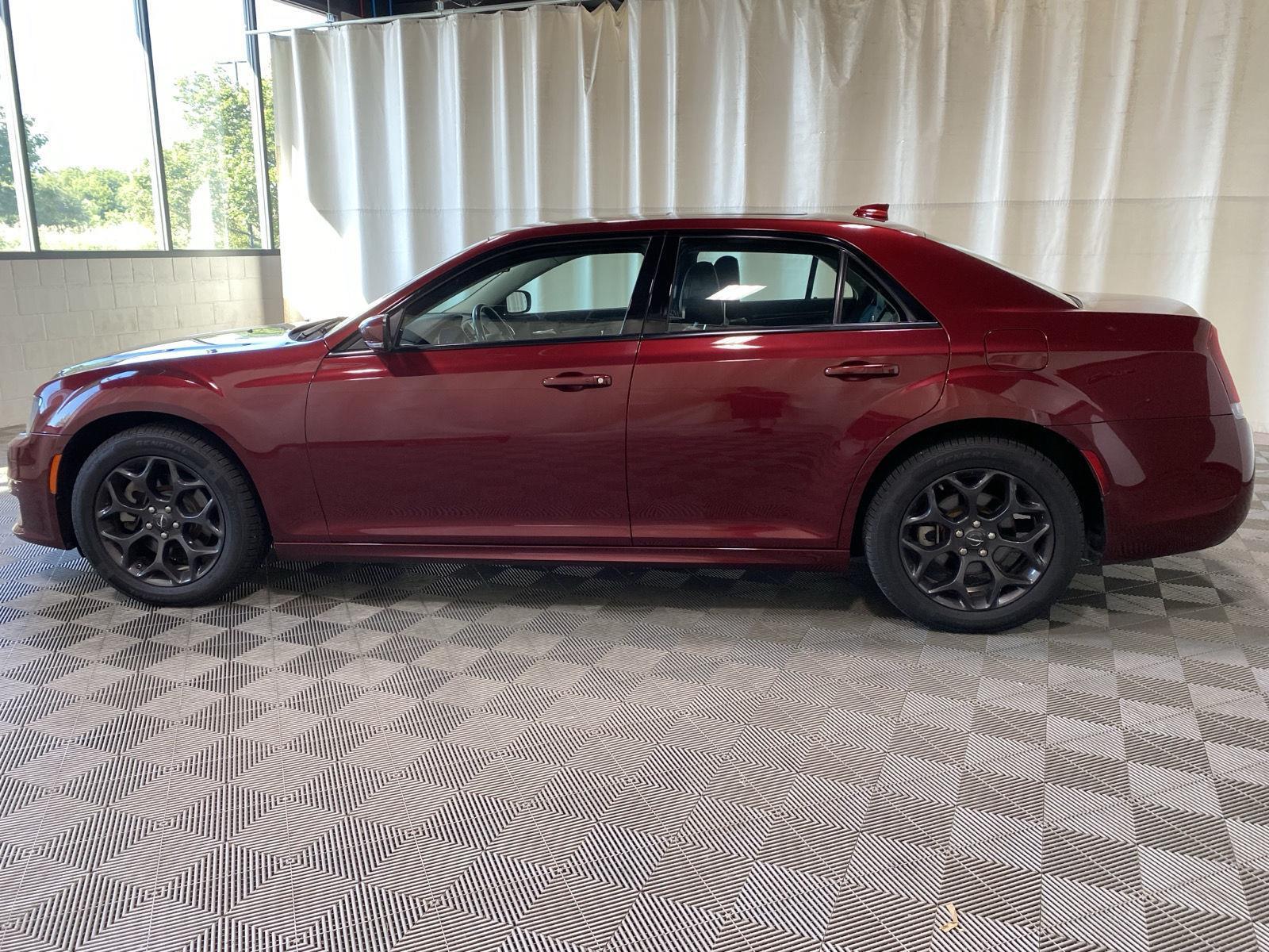 Used 2022 Velvet Red Pearlcoat Chrysler Touring L image 4
