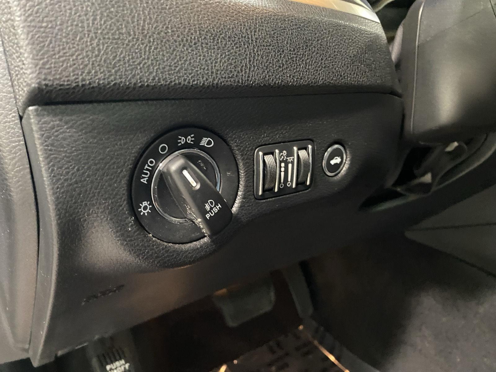 Used 2022 Velvet Red Pearlcoat Chrysler Touring L image 19