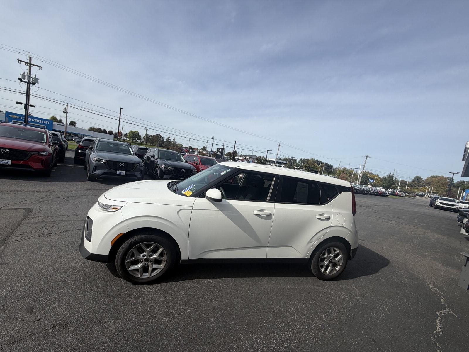Used 2021 Snow White Pearl Kia S image 3