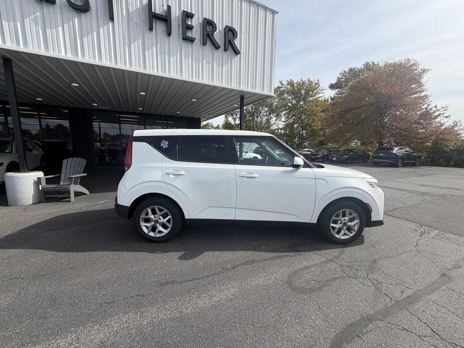 Used 2021 Snow White Pearl Kia S image 9