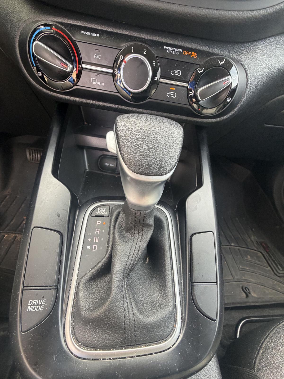Used 2021 Snow White Pearl Kia S image 20