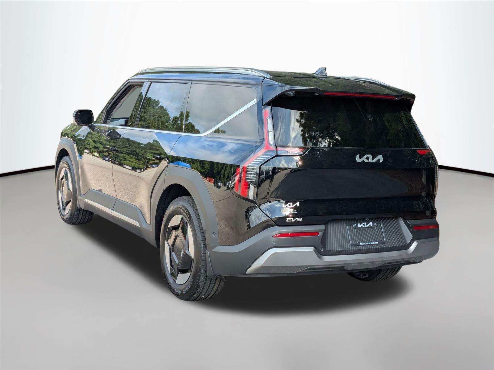 New 2026 EBONY BLACK KIA WIND image 8