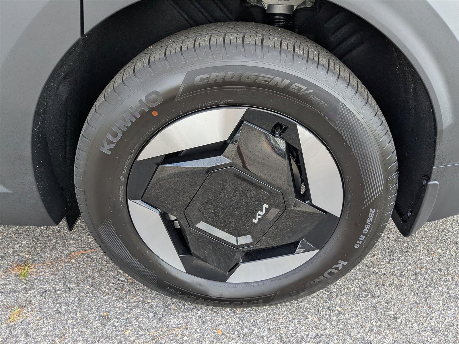New 2026 EBONY BLACK KIA WIND image 10