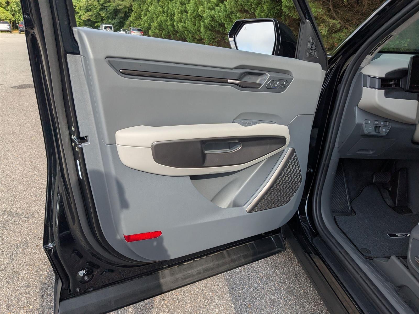 New 2026 EBONY BLACK KIA WIND image 11