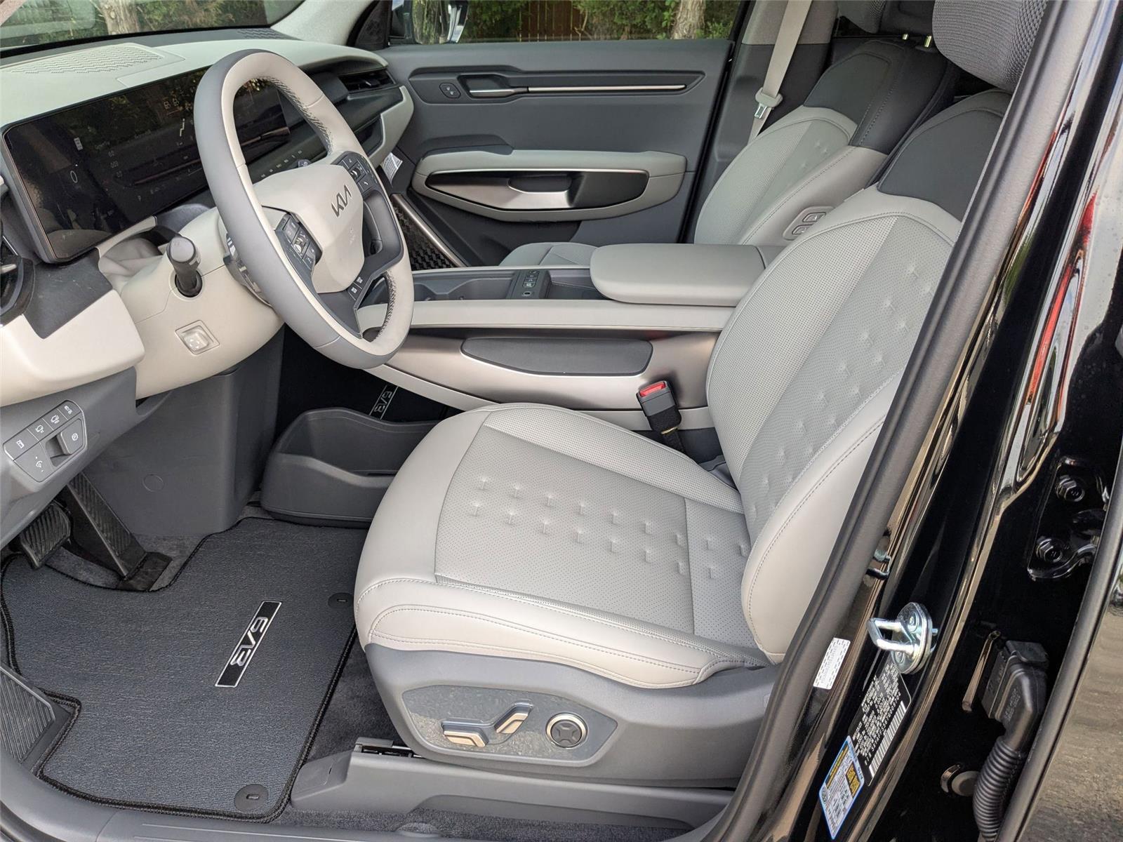 New 2026 EBONY BLACK KIA WIND image 14