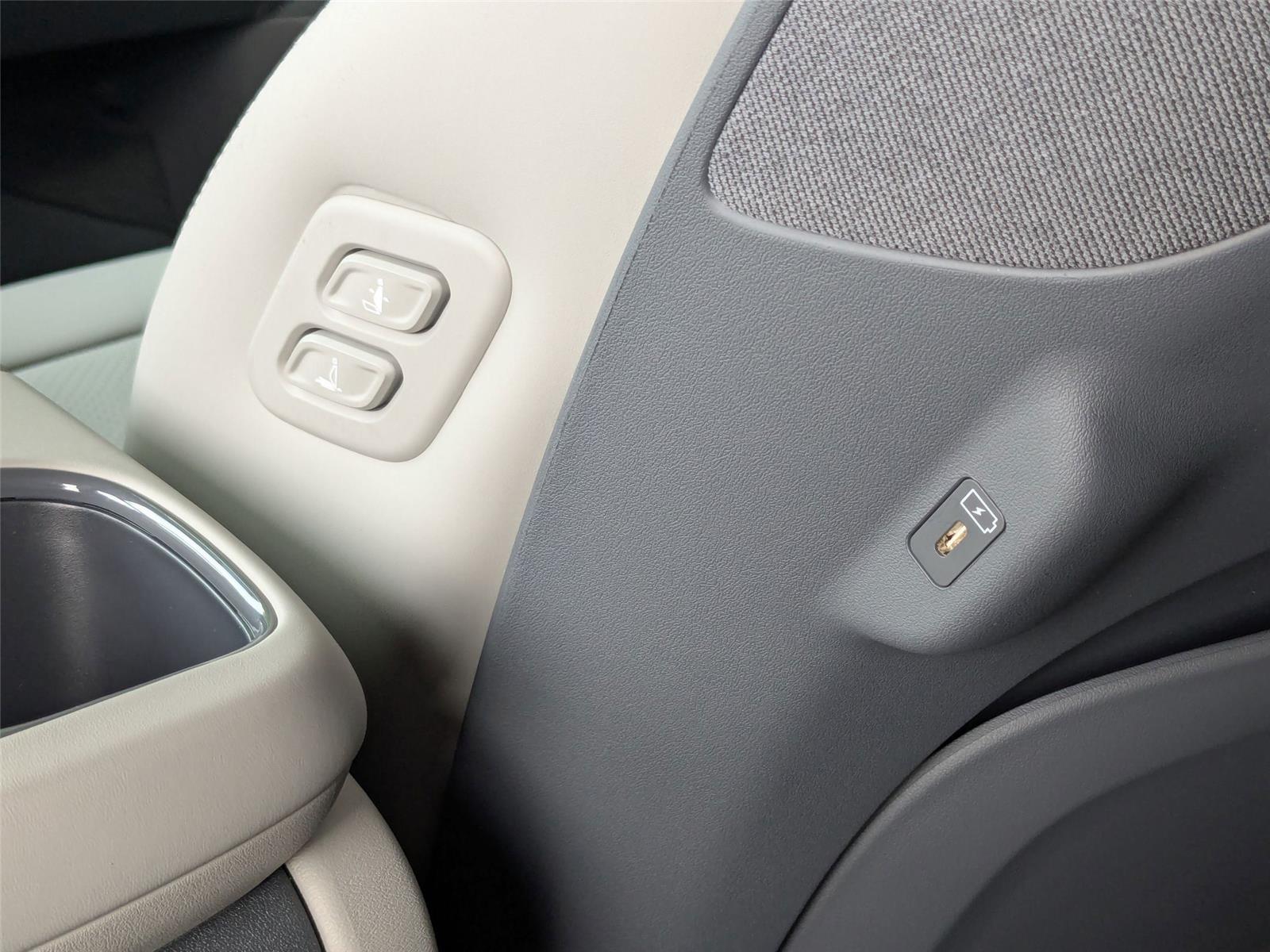 New 2026 EBONY BLACK KIA WIND image 28