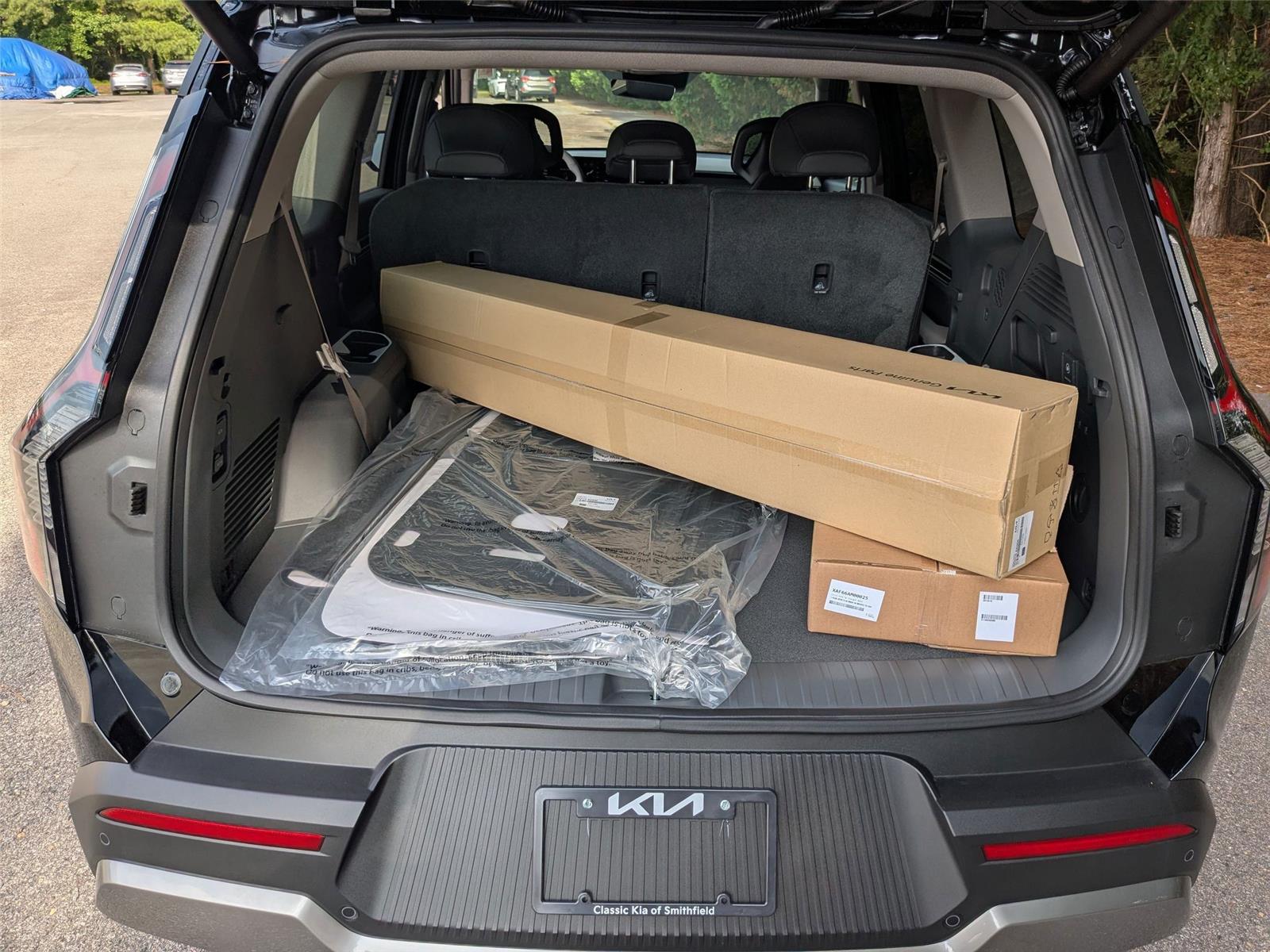 New 2026 EBONY BLACK KIA WIND image 32