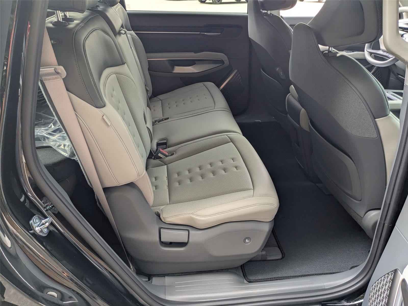 New 2026 EBONY BLACK KIA WIND image 34