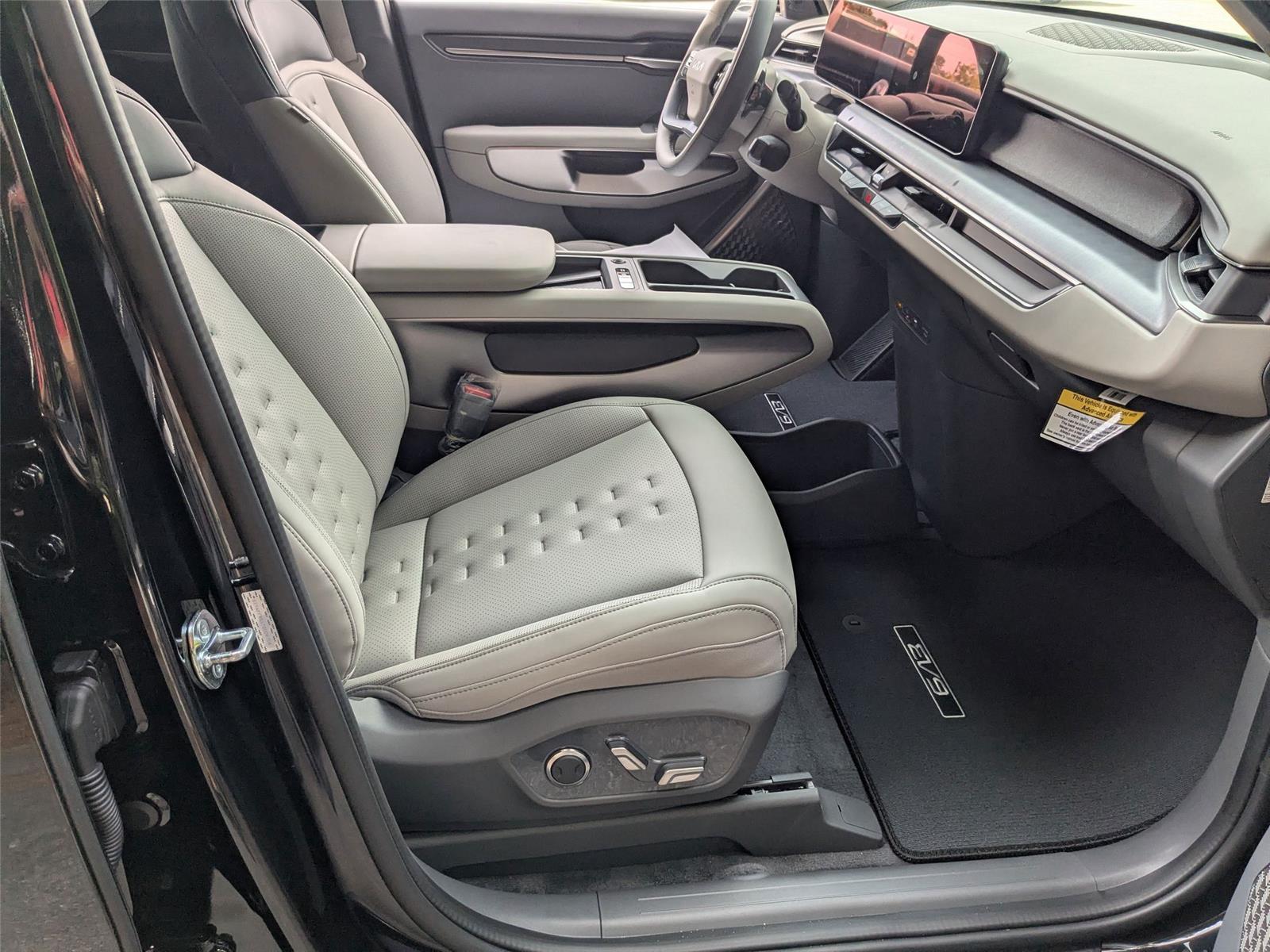New 2026 EBONY BLACK KIA WIND image 37