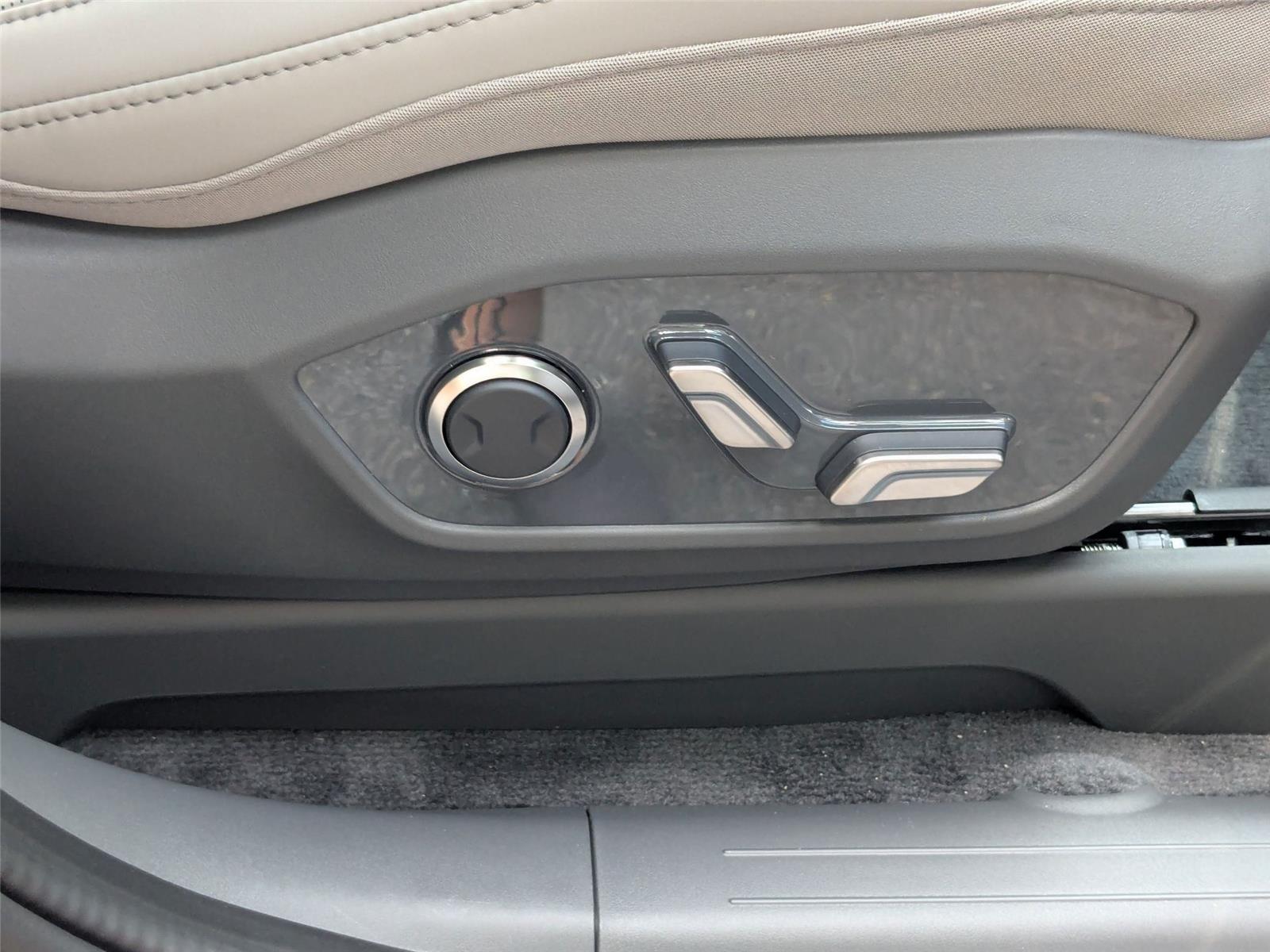 New 2026 EBONY BLACK KIA WIND image 38
