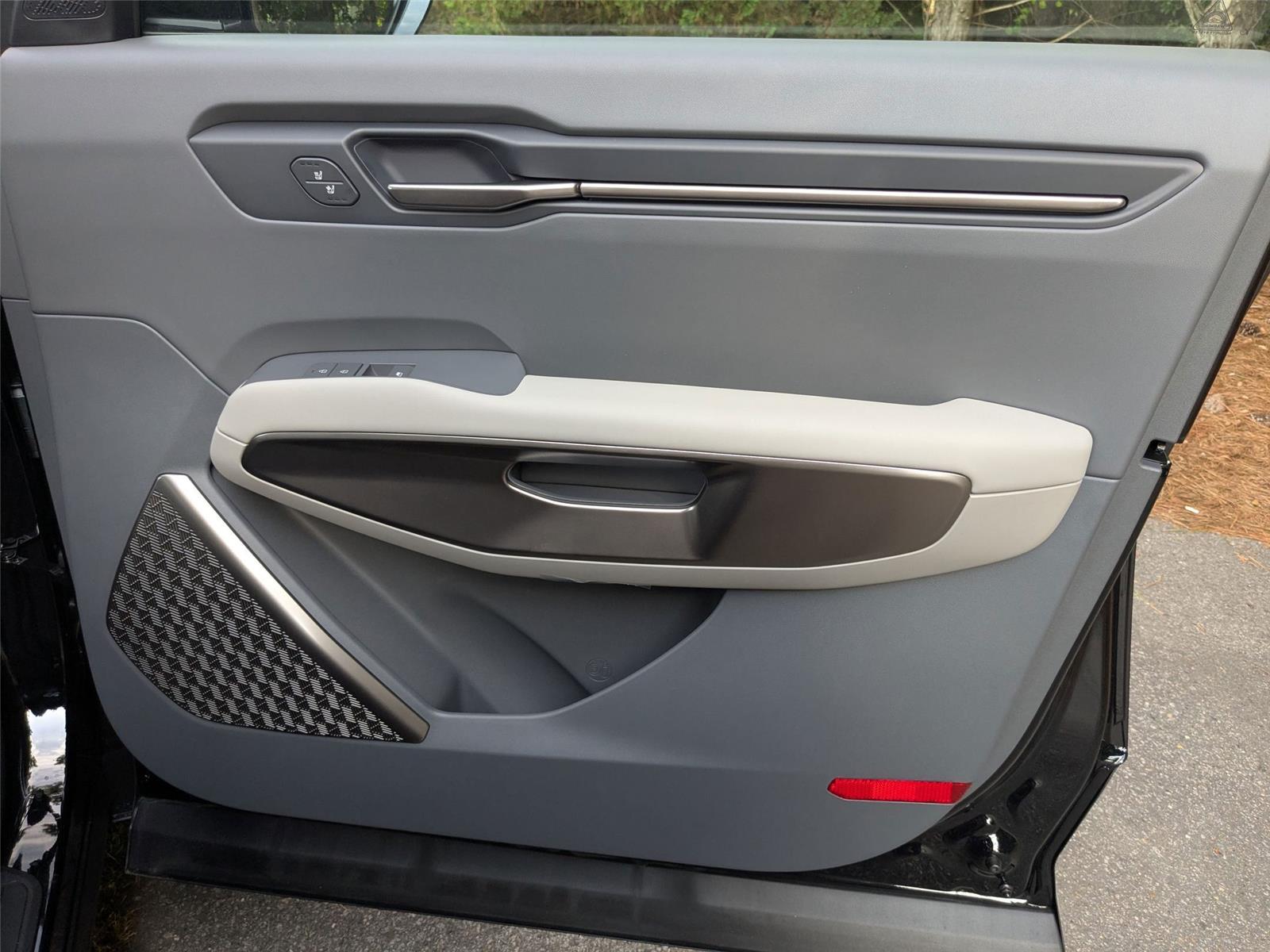 New 2026 EBONY BLACK KIA WIND image 39