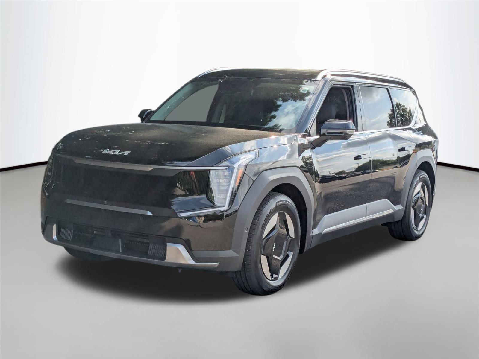New 2026 EBONY BLACK KIA WIND image 2