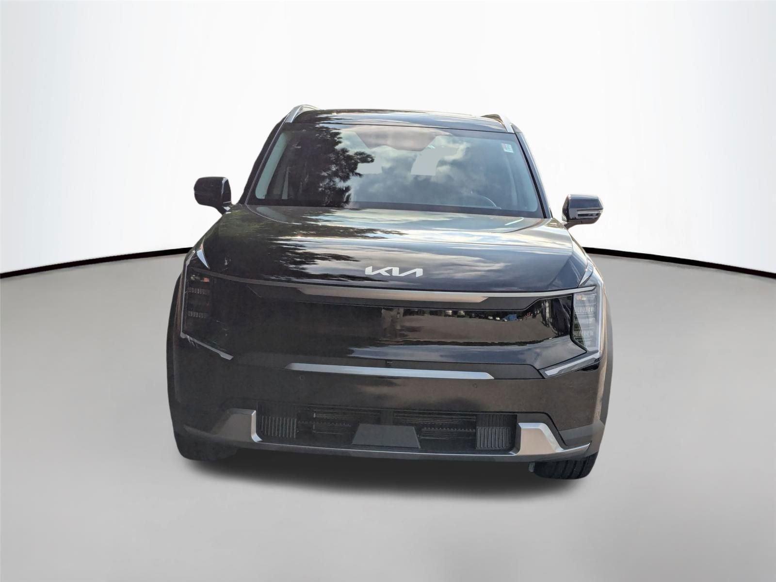 New 2026 EBONY BLACK KIA WIND image 3