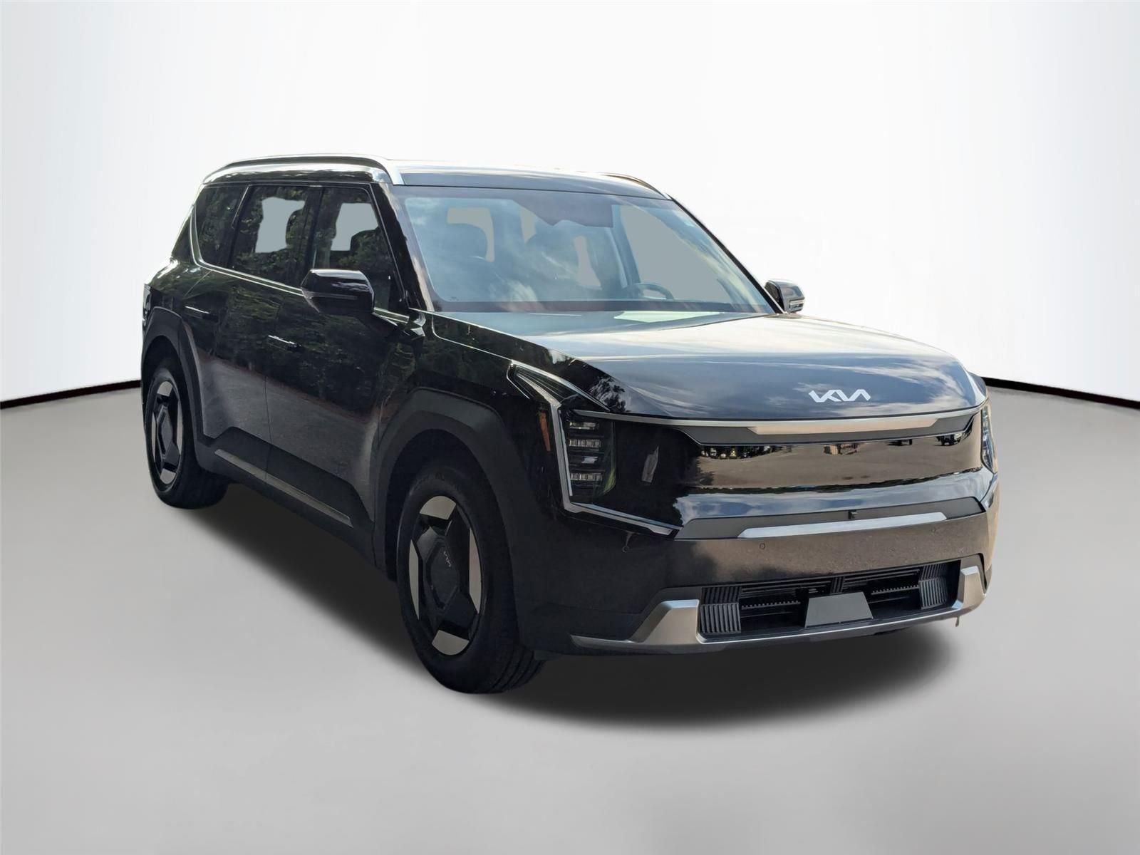 New 2026 EBONY BLACK KIA WIND image 4
