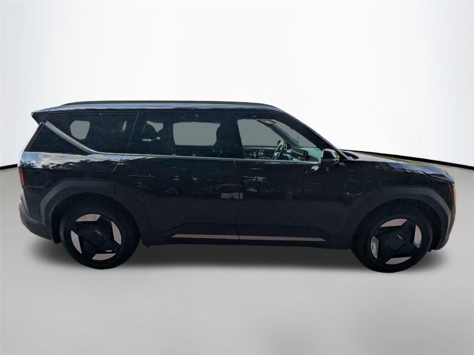 New 2026 EBONY BLACK KIA WIND image 5