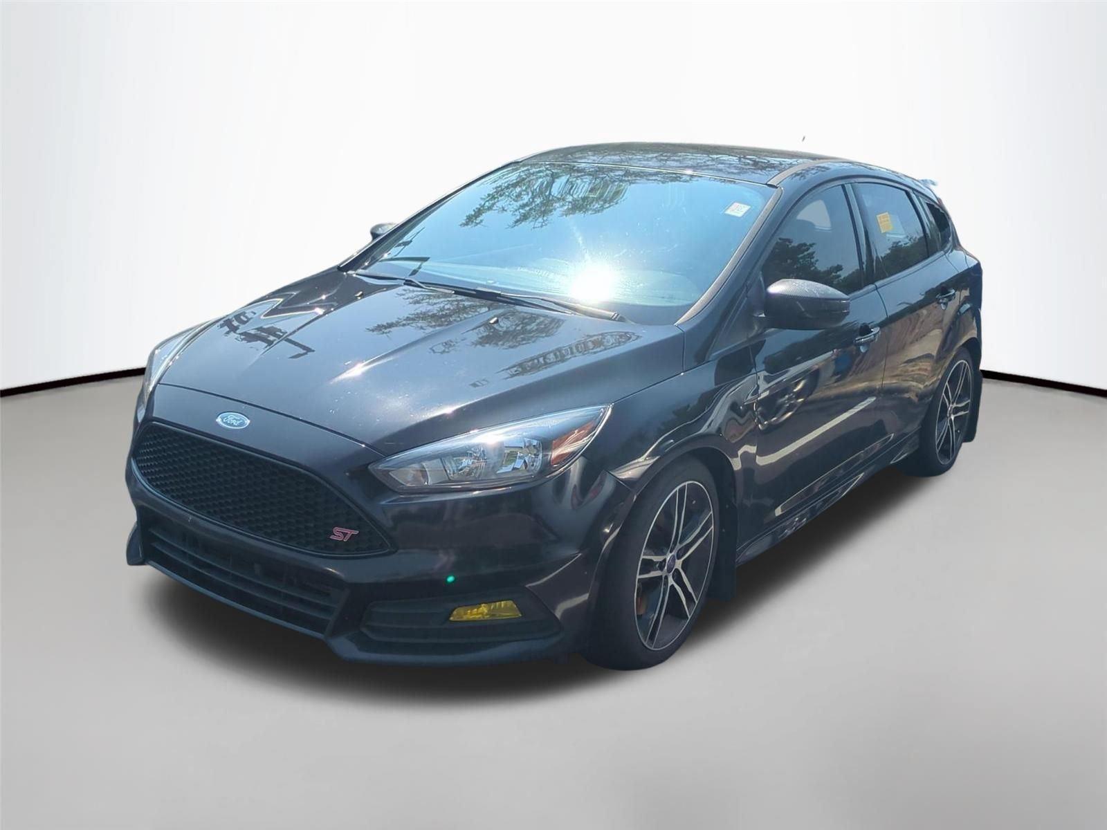Oxford White 2017 Ford Focus Hatchback Front-Wheel Drive 6-Speed Manual