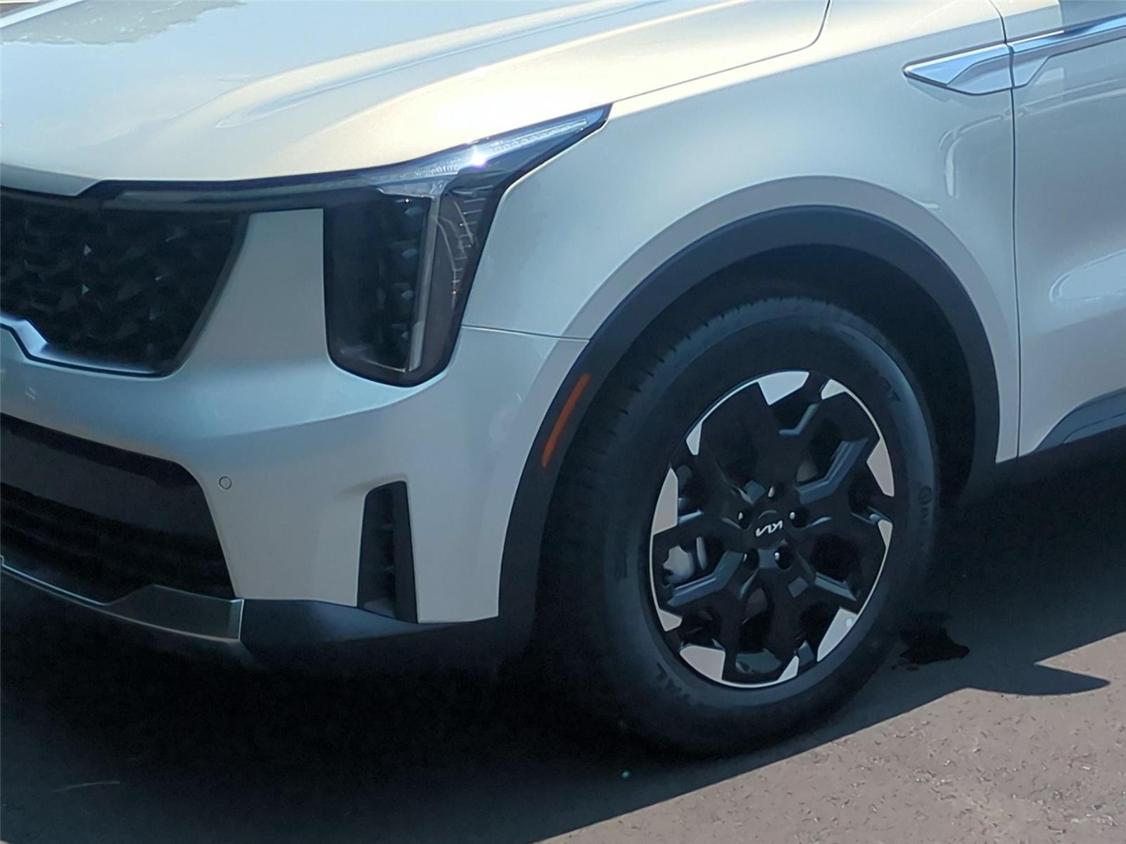 New 2026 Ivory Silver Kia S image 9