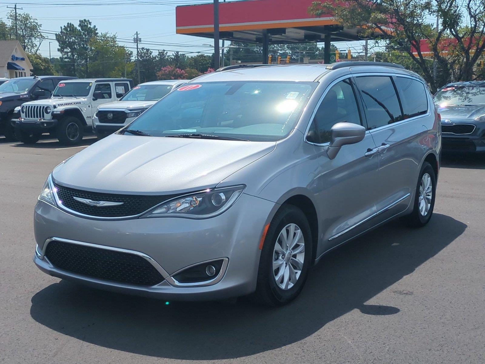 Billet Silver Metallic Clearcoat 2017 Chrysler Pacifica Minivan Front-Wheel Drive 9-Speed Automatic