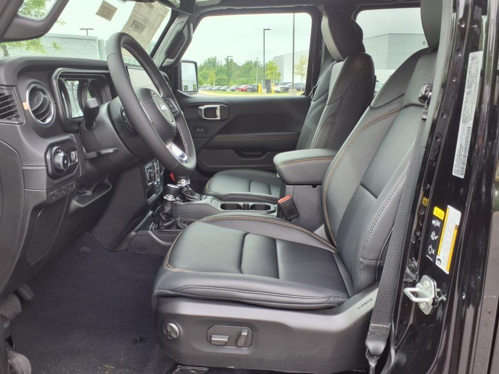 Used 2025 Black Clearcoat Jeep Sahara image 3